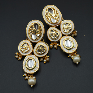 Aalok White Kundan Necklace Set - Gold