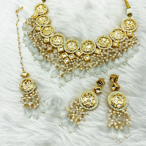Vaak Regal Neutral Kundan Necklace Set - Gold