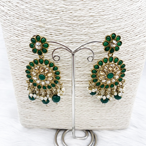 Viri Green Choker Necklace Set- Antique Gold